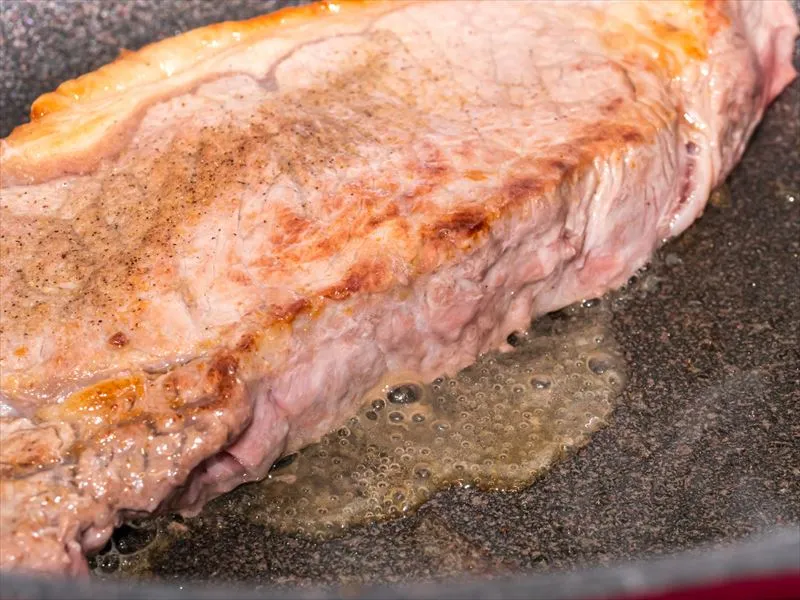 ステーキから赤い肉汁が出るのはなぜ？